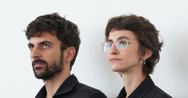 I registi Yuval Abraham, a sinistra, e Rachel Szor posano per i fotografi durante il photo call dedicato al film “Naza”, nell’ambito dell’83ª edizione del Festival del Cinema di Venezia, tenutasi a Venezia, in Italia, giovedì 10 settembre 2026. (Foto di Scott A Garfitt/Invision/AP)     Associated Press / LaPresse Solo Italia e Spagna APN