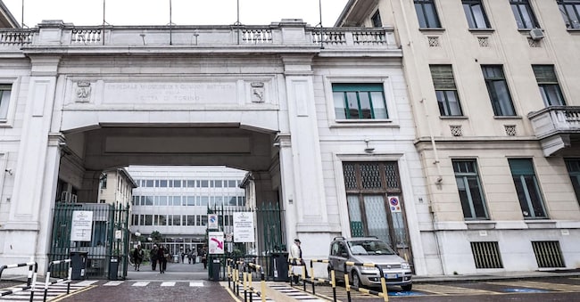 L'ingresso dell'ospedale Molinette di Torino. (Ansa)