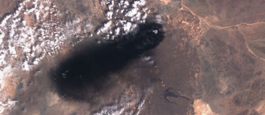 Un’immagine satellitare mostra una colonna di fumo nero che si alza da un oleodotto dell’Arabia Saudita, a sud di Medina, nella regione dell’Hegiaz via REUTERS