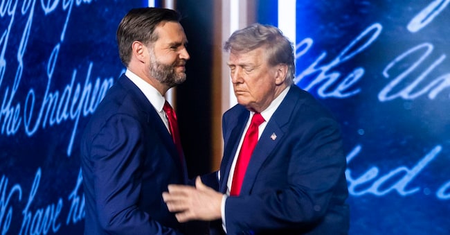 Donald Trump e il vicepresidente JD Vance alla convention organizzata dai repubblicani per il voto di Midterm a Dallas in Texas EPA