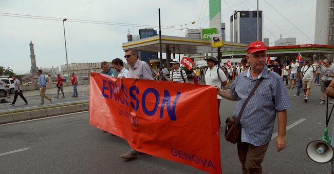 Un momento del corteo dei dipendenti della Ericsson contro i tagli al personale, 05 luglio 2016 a Genova.
ANSA/LUCA ZENNARO ANSA