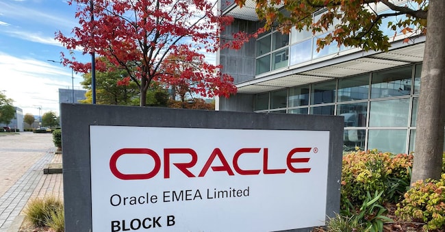 FILE PHOTO: A logo of cloud service provider Oracle is seen at the company's offices at Eastpoint Business Park, Dublin, Ireland October 18, 2021. Picture taken October 18, 2021. REUTERS/Tom Bergin/File Photo REUTERS