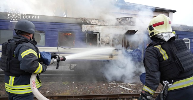 I vigili del fuoco spengono le fiamme di una carrozza di un treno passeggeri colpita da un attacco con droni russi in una stazione ferroviaria, nel contesto dell’attacco della Russia all’Ucraina, a Lutsk, in Ucraina, il 12 settembre 2026. via REUTERS