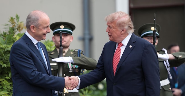 Il premier irlandese Micheal Martin (a sinistra) mentre incontra il presidente degli Stati Uniti Donald Trump a Farmleigh House a Dublino, in Irlanda, il 12 settembre 2026. (EPA)