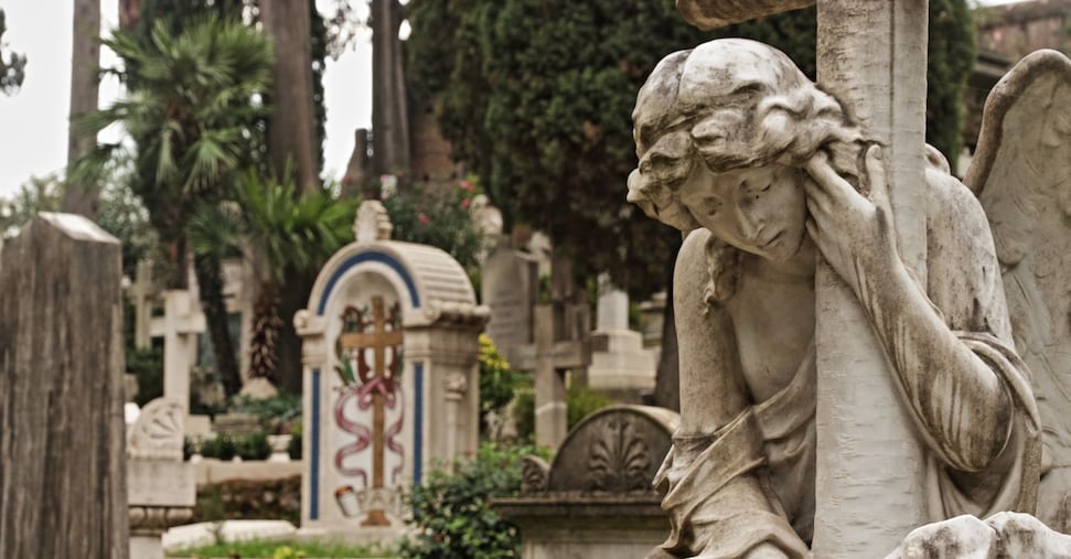 Tragedia a Rieti: masso si stacca e travolge corteo funebre, una donna perde la vita Tragedia a Rieti: masso si stacca e travolge corteo funebre, una donna perde la vita