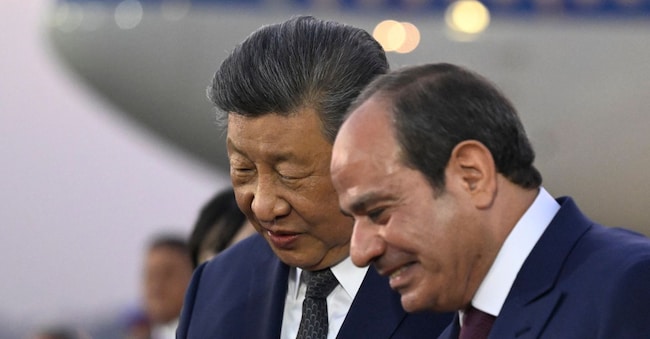 Il presidente cinese,  Xi Jinping, saluta quello egiziano Abdel Fattah al-Sisi all’arrivo al Cairo APN