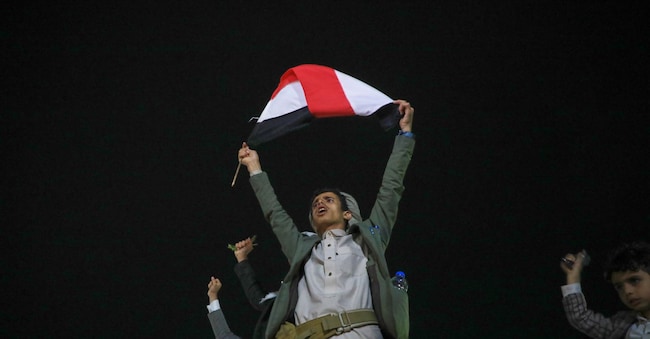 Supporter delle milizie Houthi celebrano la presa dell’isola di  Mayyun APN