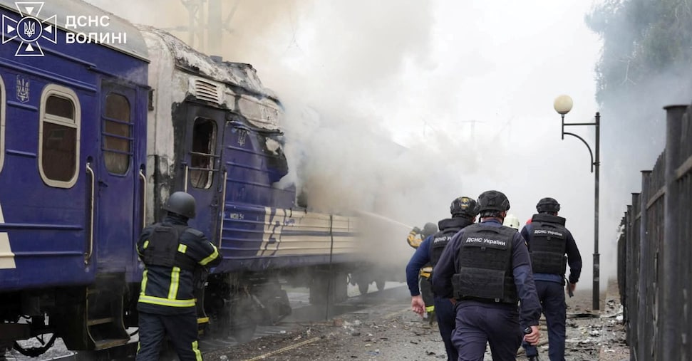 Guerra in Ucraina, la Russia colpisce un treno e una stazione di servizio al confine con la Polonia. Modi e Xi offrono mediazione