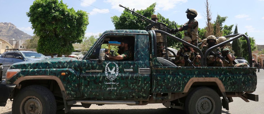 epa13235112 Soldati Houthi a bordo di un pick-up durante un pattugliamento a Sana'a, nello Yemen, il 12 settembre 2026 EPA/YAHYA ARHAB EPA