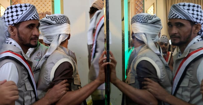 Progionieri Houthi da poco liberati al momento del loro arriva a Sana’a.  EPA/YAHYA ARHAB EPA