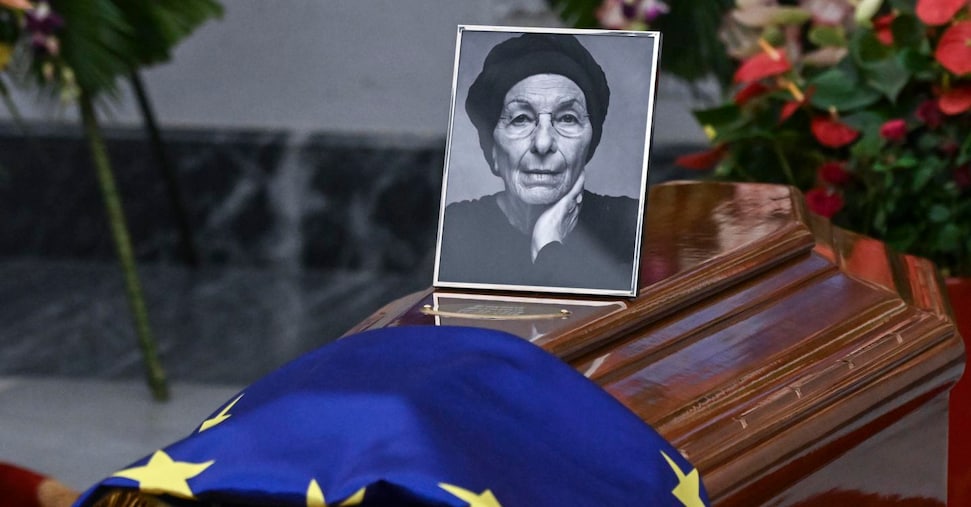Bonino, l’ultimo omaggio di centinaia di cittadini. Oggi veglia civile in Campidoglio Bonino, l’ultimo omaggio di centinaia di cittadini. Oggi veglia civile in Campidoglio