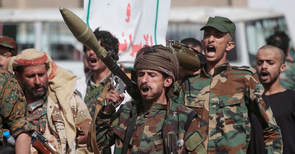 Guerra, ultime notizie. Houthi: «Colpita con missili e droni base militare saudita». Nave attaccata a Hormuz: un morto