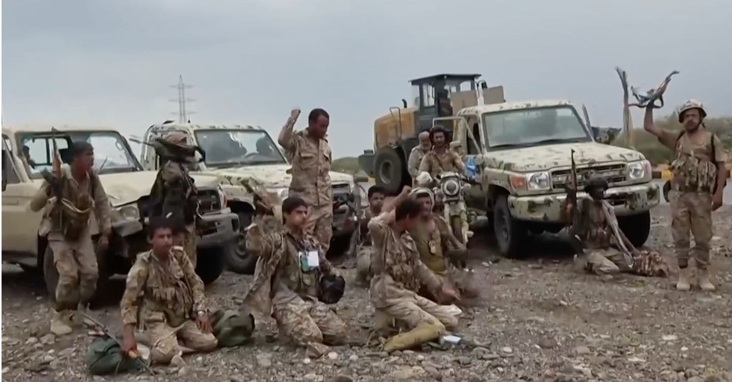 Nuovi attacchi Houthi, colpita una base militare saudita Nuovi attacchi Houthi, colpita una base militare saudita