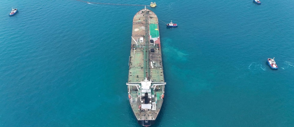 Immagine ripresa da un drone della petroliera HELGA ormeggiata presso uno dei terminali petroliferi offshore nel sud dell’Iraq, vicino a Bassora, mentre si prepara a caricare petrolio greggio, diventando la seconda nave ad arrivare dopo la chiusura dello Stretto di Ormuz, il 24 aprile 2026. REUTERS/Mohammed Aty/Foto d’archivio REUTERS
