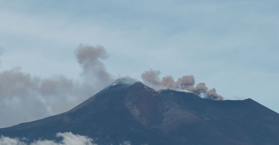 Emissione di cenere dall’Etna, sospesi arrivi all’aeroporto di Catania