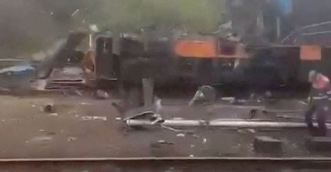 Rottami di un treno passeggeri dopo un attacco con drone russo, nel contesto dell’offensiva della Russia contro l’Ucraina, a Rymachi, nella regione di Volyn, Ucraina, 13 settembre 2026, in un fermo immagine tratto da un video pubblicato sui social media. SOCIAL MEDIA/via REUTERS.