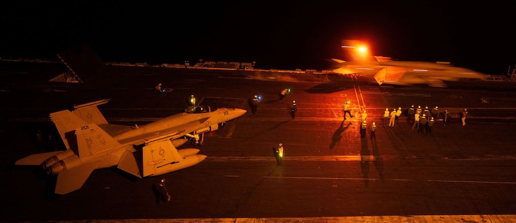 Un caccia decolla dal ponte di volo della USS George Washington nel Mar Arabico durante operazioni notturne a protezione delle navi commerciali in transito nello Stretto di Hormuz REUTERS