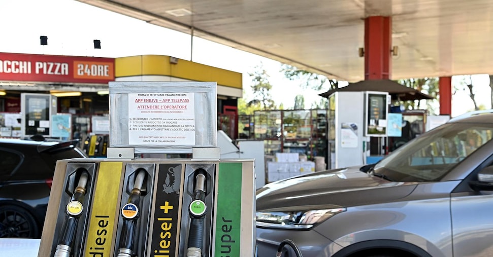 Carburanti: prezzi ancora su, faro sui tagli al bollo auto Carburanti: prezzi ancora su, faro sui tagli al bollo auto