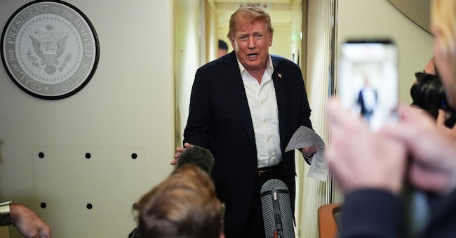 Il presidente Donald Trump tiene in mano un foglio di carta con il nome di Beni Rae Harmony, corrispondente dalla Casa Bianca per Real America's Voice, mentre parla con i giornalisti durante un volo sull'Air Force One da Shannon, in Irlanda, alla Joint Base Andrews, nel Maryland, domenica 13 settembre 2026. (Foto AP/Julia Demaree Nikhinson)     Associated Press / LaPresse Solo Italia e Spagna APN