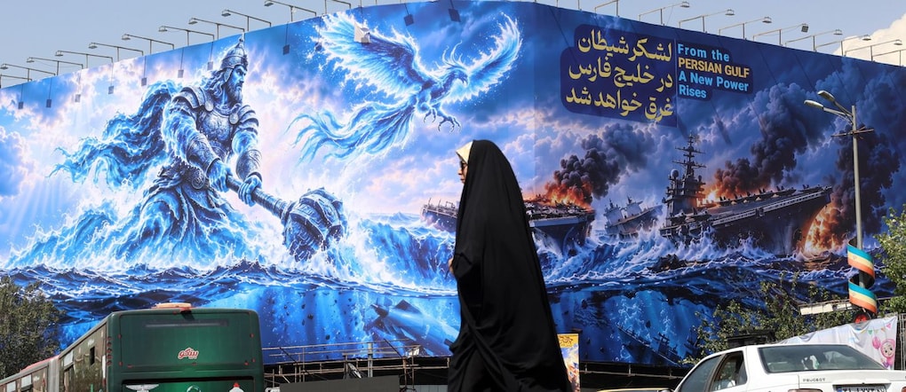  Una donna iraniana cammina accanto a un cartellone anti-statunitense su cui si legge in persiano “L’esercito del diavolo affogherà nel Golfo Persico” in piazza Enghelab a Teheran, in Iran, il 14 settembre 2026. Il ministero degli Esteri iraniano ha dichiarato che un incontro previsto in Oman sullo Stretto di Hormuz, che avrebbe coinvolto i ministri degli Esteri dei Paesi del Golfo e di Teheran, è stato rinviato a causa del protrarsi del conflitto tra Iran e Stati Uniti.  EPA/ABEDIN TAHERKENAREH  EPA