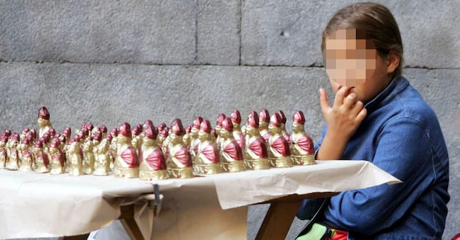 LAVORO MINORILE:OLTRE 100 MILA BAMBINI SFRUTTATI IN ITALIA, PARI AL 3,1% DELLA POPOLAZIONE SOTTO I 15 ANNI / UNICEF; 1,2 MLN BAMBINI SCHIAVI NEL MONDO. Una bambina venditrice ambulante espone su un banchetto i busti di san Gennaro.  CIRO FUSCO / ANSA / PAL ANSA