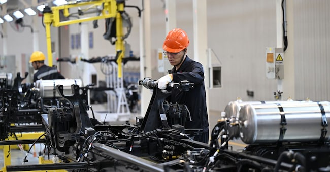 Catena di montaggio di un sito automotive cinese (Reuters)