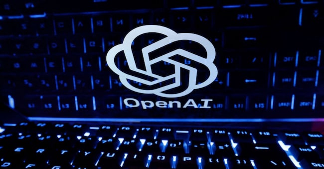 In questa illustrazione scattata il 21 febbraio 2023, una tastiera è posizionata davanti al logo di OpenAI. REUTERS/Dado Ruvic/Illustrazione/Foto d'archivio REUTERS