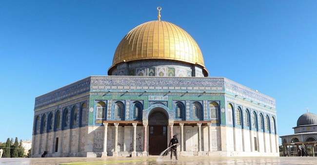 Un membro del Waqf islamico pulisce l’area antistante la Cupola della Roccia, nel complesso di Al-Aqsa, a Gerusalemme, il 13 settembre 2026. REUTERS/Sinan Abu Mayzer