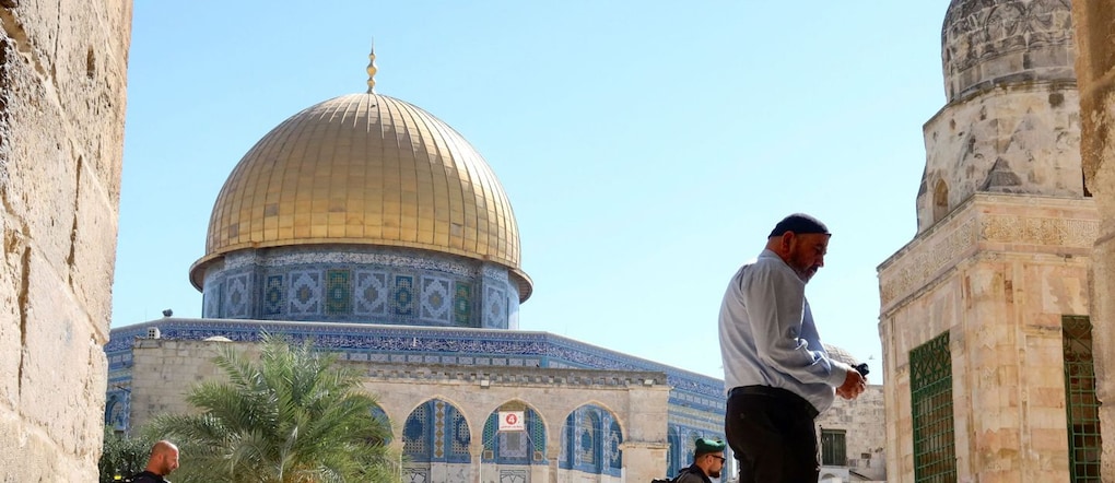 Le forze israeliane scortano i visitatori ebrei che si aggirano nel complesso di Al-Aqsa in occasione della festività di Rosh Hashanah, il Capodanno ebraico, a Gerusalemme, il 13 settembre 2026. REUTERS/Sinan Abu Mayzer REUTERS