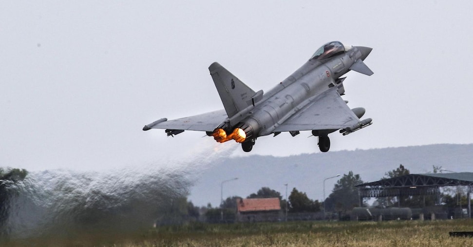 Difesa, drone in Lituania abbattuto da due Eurofighter F-2000 italiani. Le regole d’ingaggio della missione nel fianco Est Difesa, drone in Lituania abbattuto da due Eurofighter F-2000 italiani. Le regole d’ingaggio della missione nel fianco Est