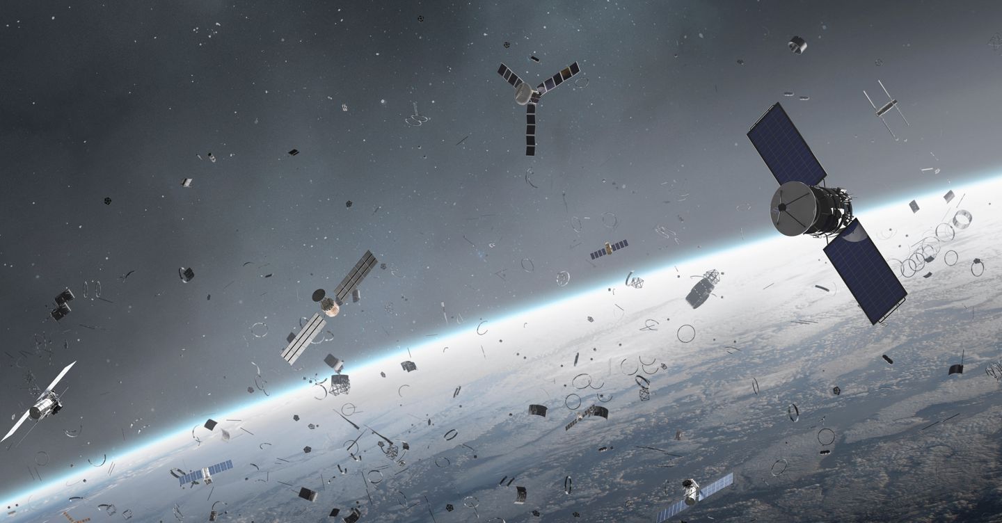 Ogni giorno tre detriti  spaziali rientrano in atmosfera. Perché dobbiamo preoccuparci