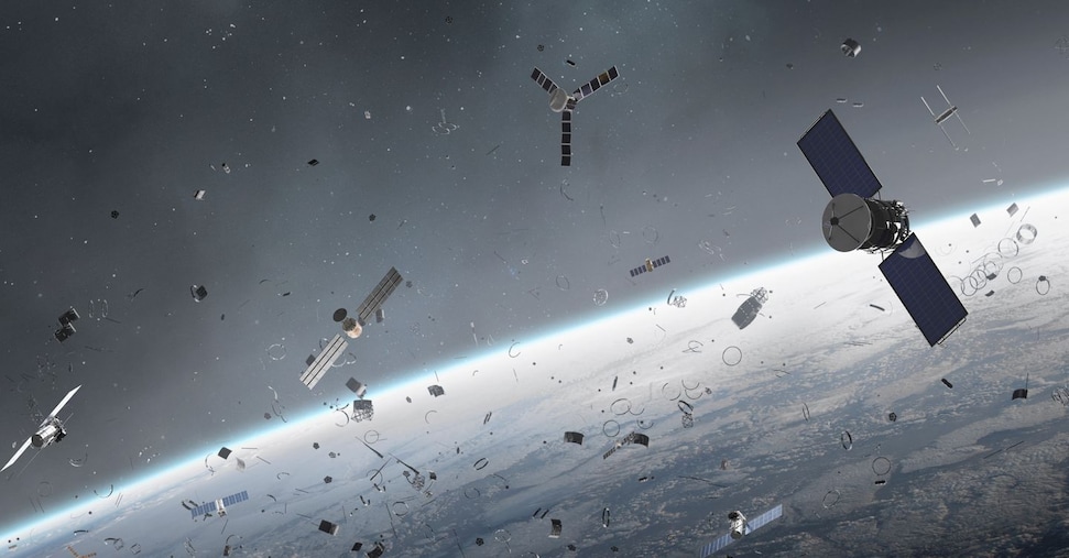 Ogni giorno tre detriti  spaziali rientrano in atmosfera. Perché dobbiamo preoccuparci