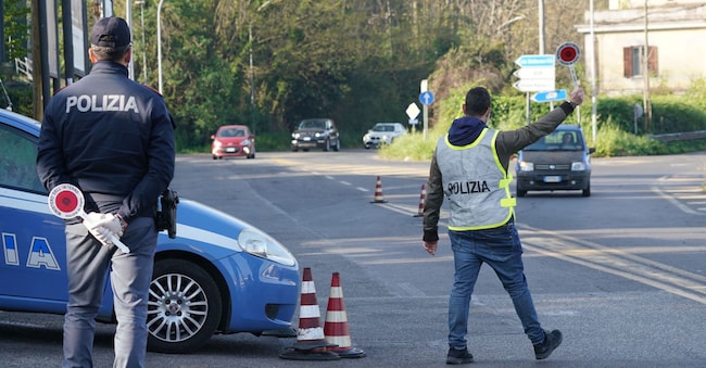 Posto di blocco della Polizia che effettua controlli delle auto Diesel Euro 5. (Imagoeconomica)