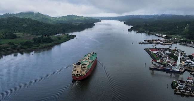 Una nave in transito nel Canale di Panama. (AP Photo/Matias Delacroix) APN