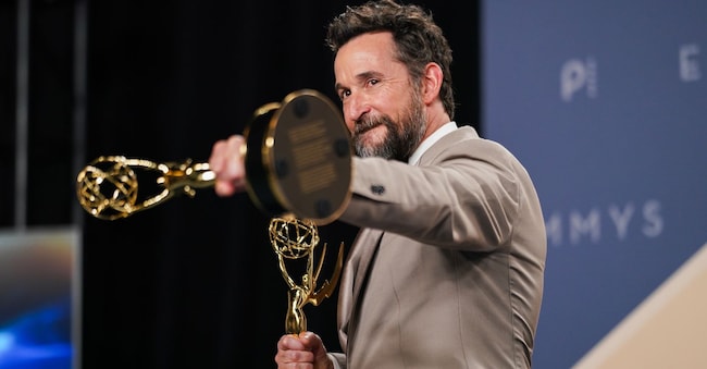 Noah Wyle posa nella sala stampa con i premi come miglior attore protagonista in una serie drammatica per «The Pitt» e come migliore serie drammatica per «The Pitt» durante la 78esima edizione degli Emmy Awards (APN)