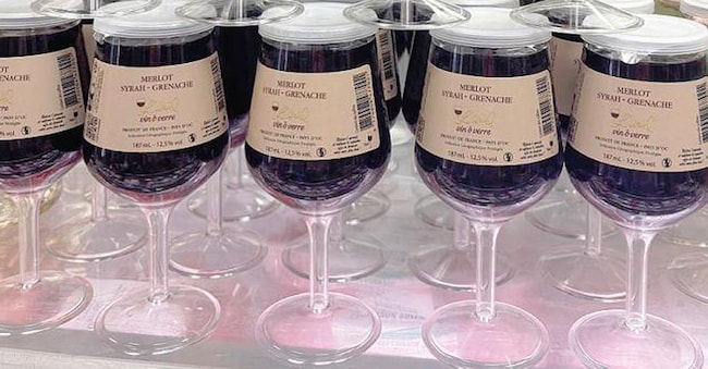 Ideale per un classico picnic, «L’uniq vin ô verre» è in vendita in un supermercato di Parigi a 3,89 euro al bicchiere (187 ml), nelle versioni rouge, blanc e rosé; il contenitore è di plastica infrangibile, con tappo riutilizzabile e chiusura sigillata