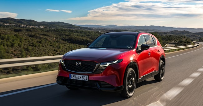 Mazda. La terza generazione di CX-5 cresce in lunghezza arrivando a quasi 4.7 metri. Vanta un motore benzina aspirato ibrido 2.5 litri da 141 cavalli a 2 o 4 ruote motrici