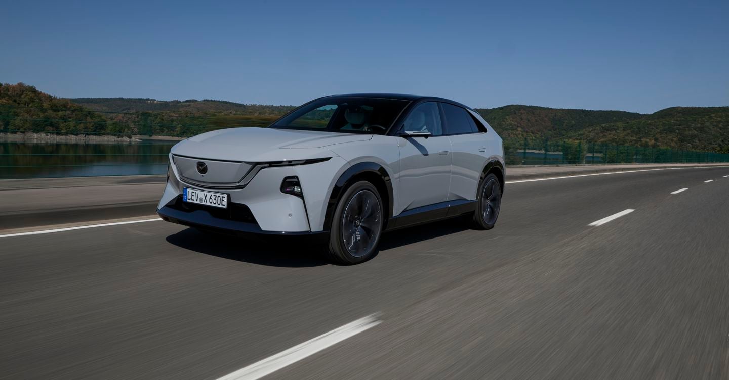 Mazda CX-6e, la prova su strada: come va il suv elettrico taglia XL