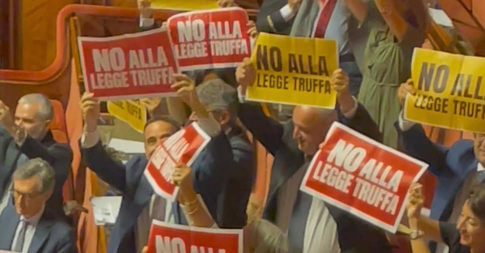 Legge elettorale, via libera del Senato con 113 sì. Le opposizioni protestano in Aula: «Legge truffa» Legge elettorale, via libera del Senato con 113 sì. Le opposizioni protestano in Aula: «Legge truffa»