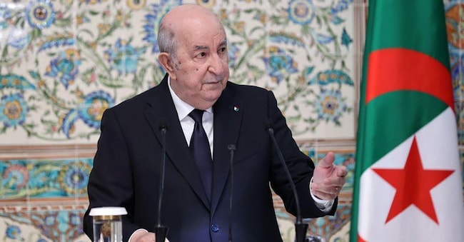 Il presidente algerino Abdelmadjid Tebboune  durante una conferenza stampa al palazzo presidenziale di Algeri (Foto: APP/Presidenza algerina/NurPhoto/via Reuters Connect)