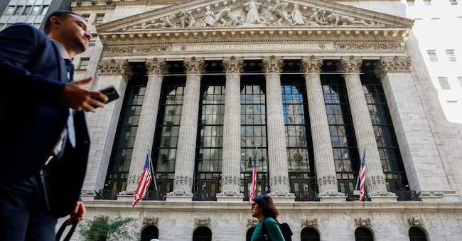 Alcuni pedoni passano davanti alla Borsa di New York (NYSE) a New York City, negli Stati Uniti, il 15 settembre 2026. REUTERS/Jeenah Moon REUTERS