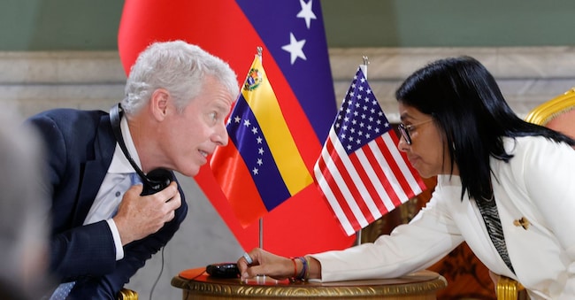 Il segretario all'Energia degli Stati Uniti Chris Wright, a sinistra, incontra la presidente ad interim del Venezuela Delcy Rodriguez al palazzo presidenziale di Miraflores a Caracas, in Venezuela, mercoledì 2 settembre 2026. (AP Photo)
