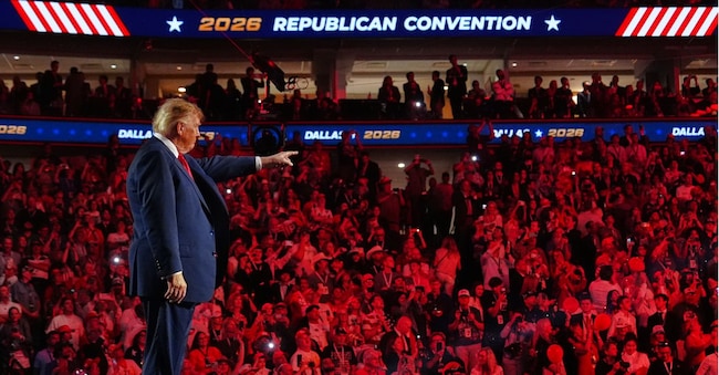 Il presidente Donald Trump sul palco dopo il suo intervento alla convention repubblicana, giovedì 10 settembre 2026, a Dallas. (Foto AP/Julia Demaree Nikhinson) APN