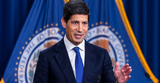 Il presidente della Federal Reserve Kevin Warsh parla con i giornalisti dopo che il Comitato federale per il mercato aperto (FOMC) ha deciso di aumentare i tassi di interesse di un quarto di punto presso la sede della Federal Reserve a Washington, DC, Stati Uniti, il 16 settembre 2026. L'aumento dei tassi d'interesse pone Warsh in netto contrasto con il presidente degli Stati Uniti Donald Trump, che ha apertamente sollecitato ulteriori tagli ai tassi d'interesse.  EPA/JIM LO SCALZO EPA