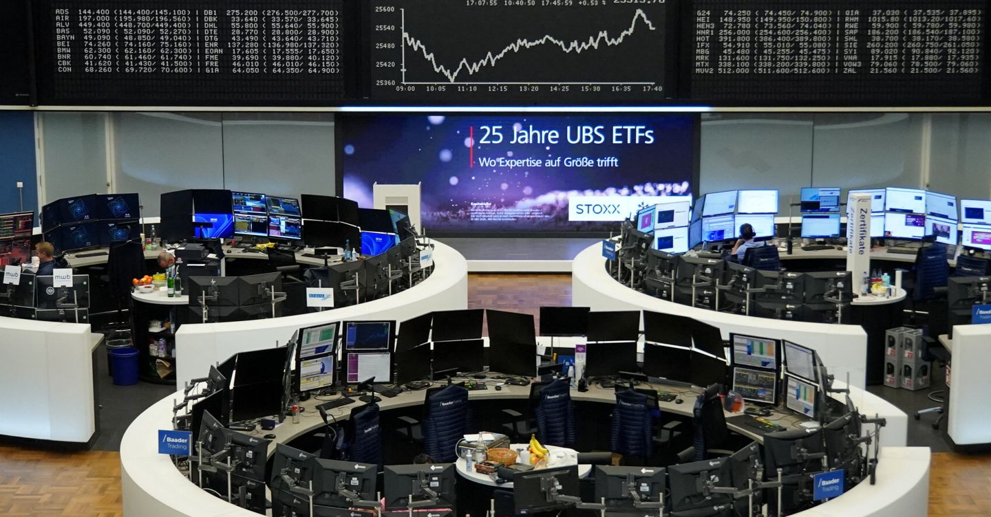 Borsa, l’Asia parte mista. Brent in calo