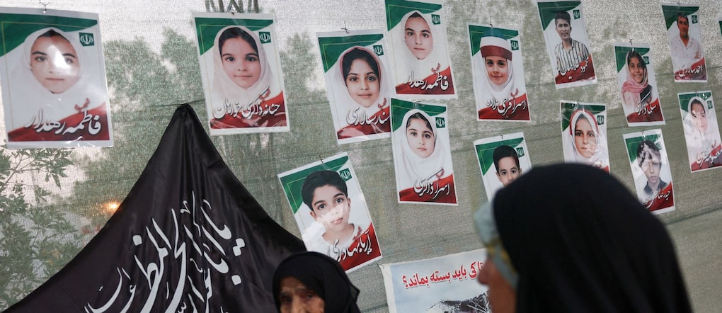 FOTO D'ARCHIVIO: Donne davanti a immagini che ritraggono gli studenti della scuola di Minab uccisi in un attacco il 28 febbraio, a Minab, in Iran, il 27 agosto 2026. Majid Asgaripour/WANA (West Asia News Agency) via REUTERS  via REUTERS