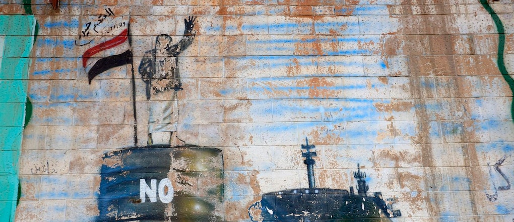 Un graffito realizzato con la bomboletta spray sul muro dell’ambasciata saudita, ormai chiusa, raffigura un combattente houthi che ferma una nave al largo delle coste dello Yemen, a Sana’a, Yemen, l’11 settembre 2026. Il gruppo yemenita degli Houthi ha affermato che la navigazione nel Mar Rosso e nello stretto di Bab el-Mandeb rimane sicura, ad eccezione delle navi saudite, che secondo il gruppo sono ancora soggette a un blocco, dopo aver conquistato la città portuale di Mocha il 10 settembre e aver ottenuto ulteriori conquiste nei pressi dello stretto strategico l’11 settembre.  EPA/YAHYA ARHAB EPA