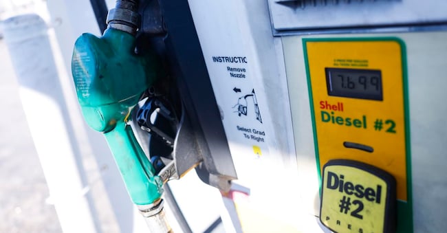 La pompa del gasolio presso la stazione di servizio Shell all'angolo tra Sunland Boulevard e Vanowen Street a Los Angeles, California. I prezzi della benzina hanno raggiunto il massimo storico negli Stati Uniti, aumentando i costi per gli automobilisti e i consumatori a causa dell'aumento dei prezzi del carburante. (EPA/Chris Torres)