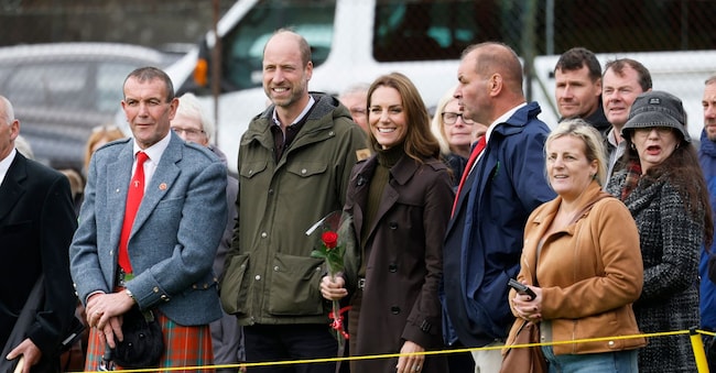 Il principe William d’Inghilterra, al centro a sinistra, e Kate, principessa del Galles, assistono alle attività di allenamento sul campo durante la visita al Bute Shinty Club di Rothesay, nell’ambito di una visita reale all’isola di Bute, in Scozia, giovedì 17 settembre 2026.  (APN)