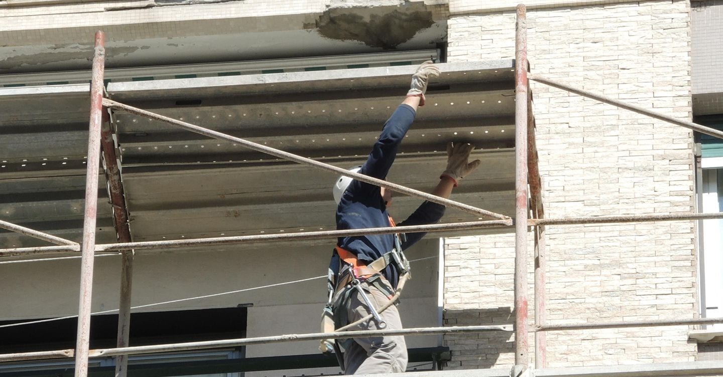 Un operaio edile sui ponteggi di un palazzo in ristrutturazione, in una immagine del 18 aprile 2017.
ANSA/LUCA ZENNARO ANSA